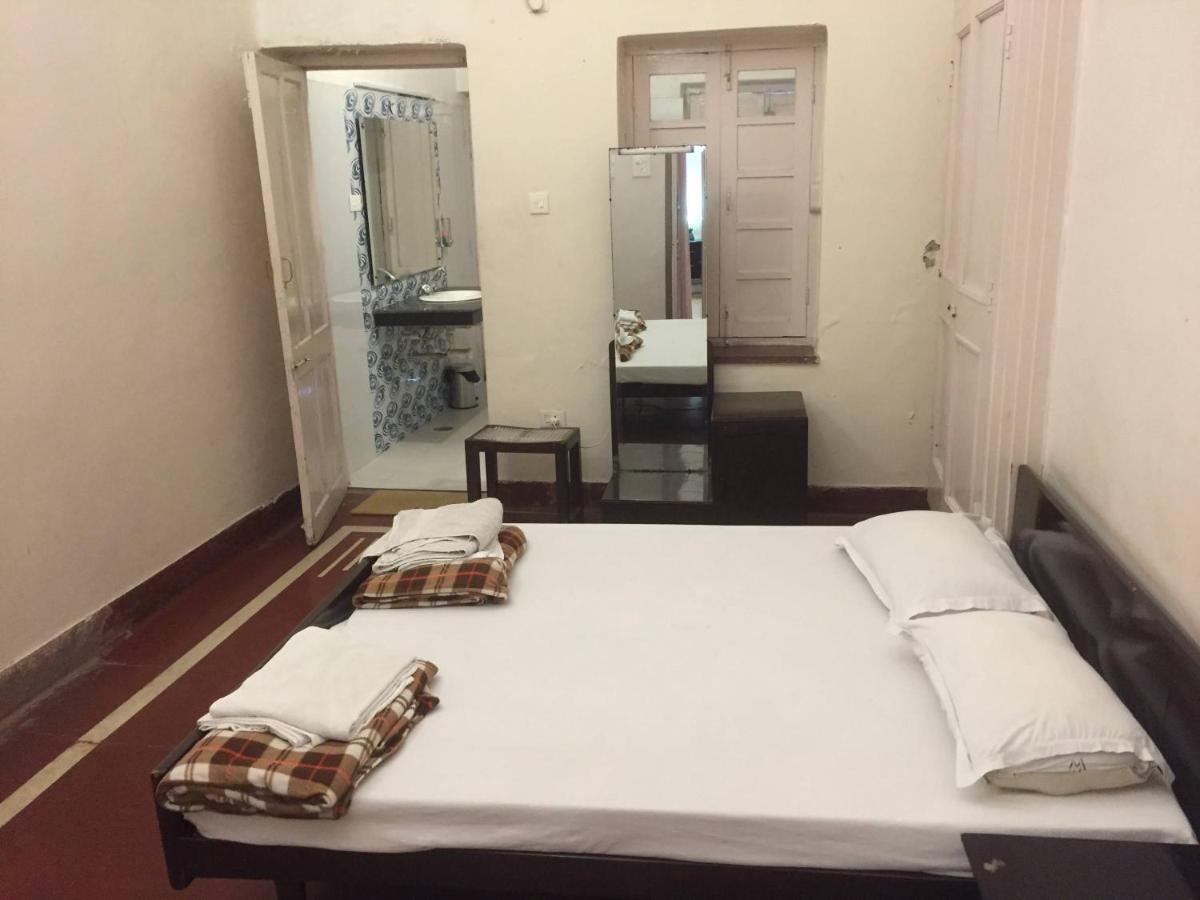Hotel White House เดห์ราดุน ภายนอก รูปภาพ