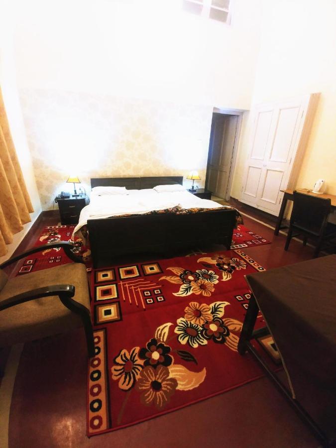 Hotel White House เดห์ราดุน ภายนอก รูปภาพ